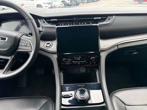 Used 2024 Jeep Grand Cherokee Limited image 21