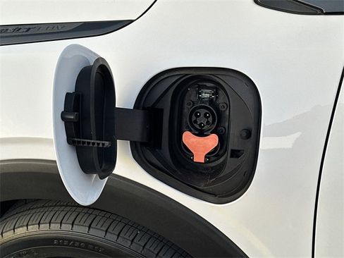 Used 2022 Chevrolet Bolt EUV LT w/ Convenience Package image 4