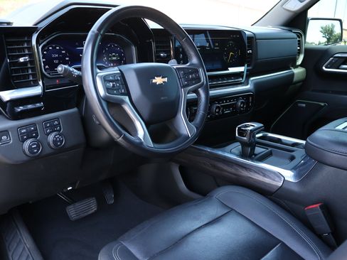 Used 2022 Chevrolet Silverado 1500 LTZ AWD/4WD image 3