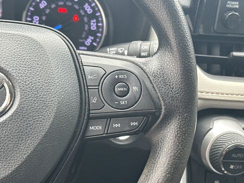 Used 2022 Toyota RAV4 XLE AWD/4WD image 19