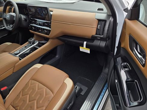 New 2026 Nissan Pathfinder Platinum image 7