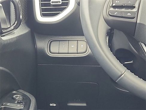 Certified 2022 Hyundai Venue Limited image 12