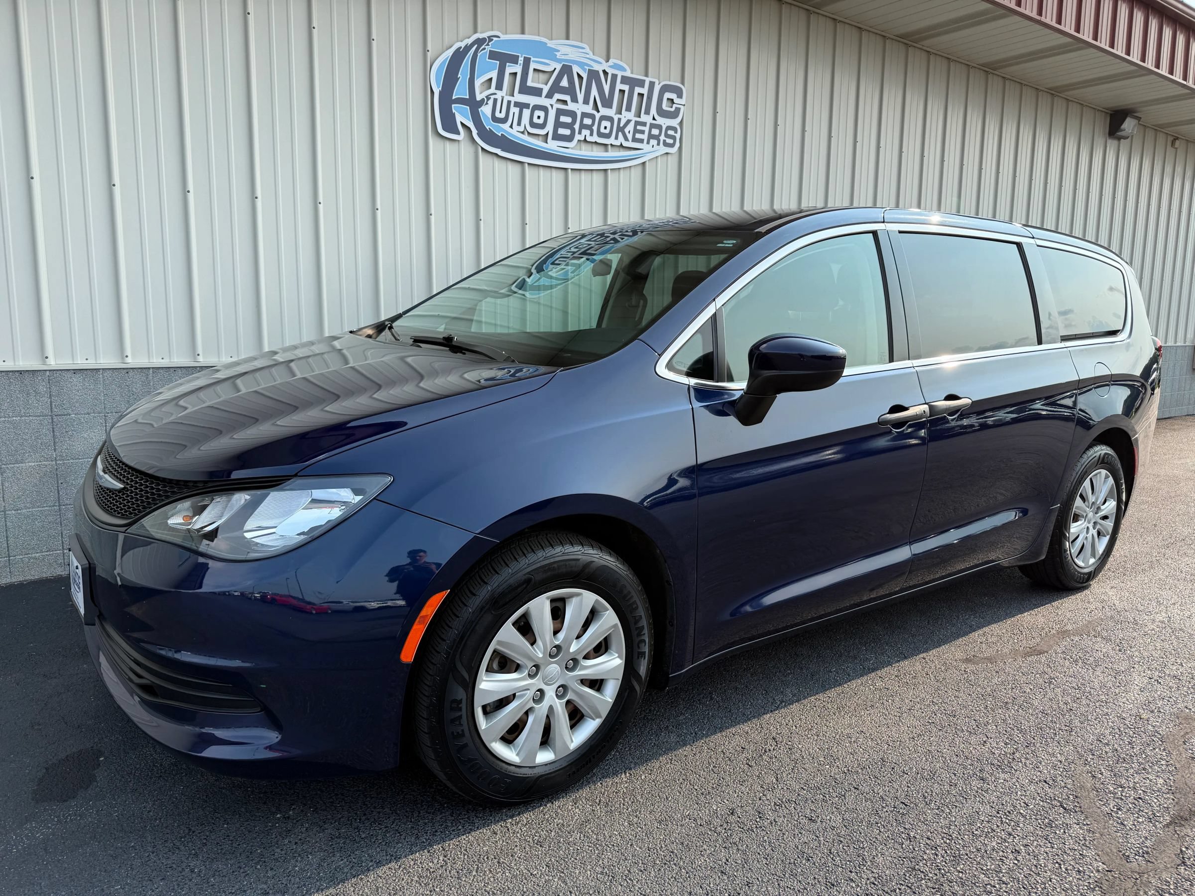 Used 2020 Chrysler Voyager L FWD image 1