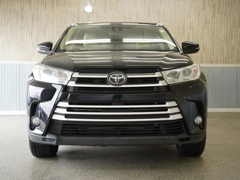 Used 2019 Toyota Highlander XLE image 2