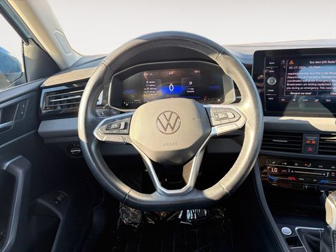 Used 2025 Volkswagen Jetta SE FWD image 12