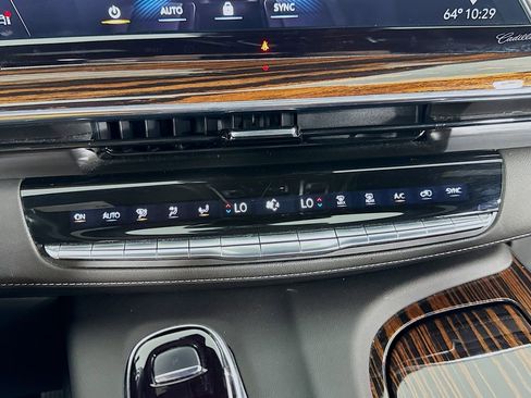 Used 2022 Cadillac Escalade ESV Premium Luxury AWD/4WD image 23