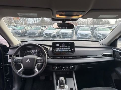 Used 2024 Mitsubishi Outlander AWD image 19
