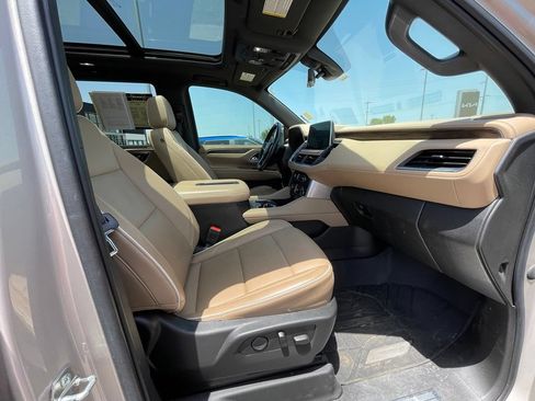 Used 2021 Chevrolet Tahoe Premier w/ Premium Package RWD image 25