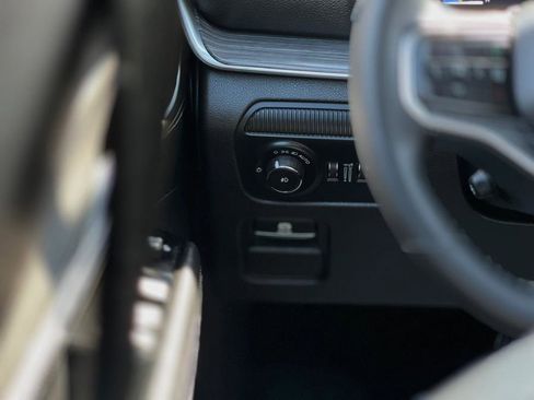 Used 2024 Jeep Wagoneer Series II w/ Flexible Seating Group image 11