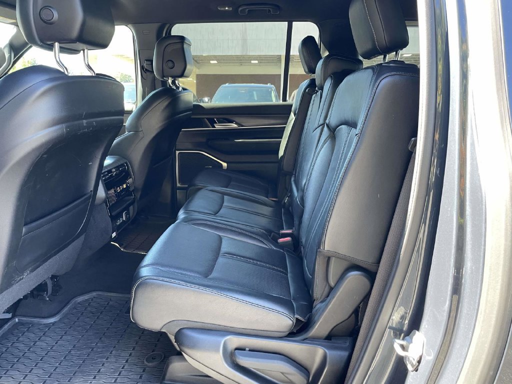 Certified 2024 Jeep Wagoneer L Series II w/ Flexible Seating Group AWD/4WD image 21