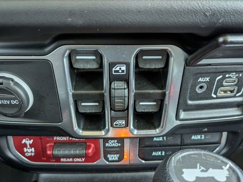 Used 2025 Jeep Wrangler Unlimited Rubicon AWD/4WD image 25