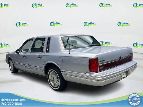 Used 1994 Lincoln Town Car Signature RWD image 8