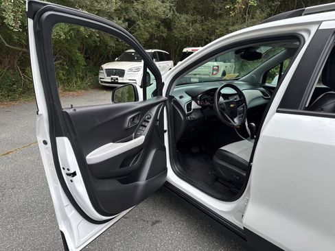 Used 2022 Chevrolet Trax LT w/ LT Convenience Package image 12