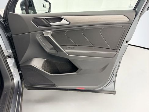 Used 2024 Volkswagen Tiguan SE w/ Panoramic Sunroof Package FWD image 23