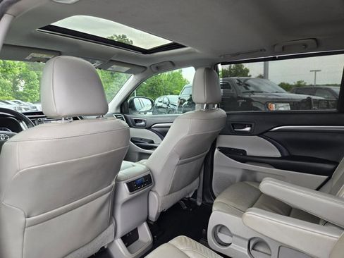 Used 2019 Toyota Highlander Limited FWD image 15