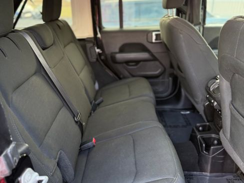 Used 2020 Jeep Wrangler Unlimited Sahara image 9