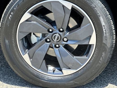 Used 2024 Nissan Rogue SV FWD image 38