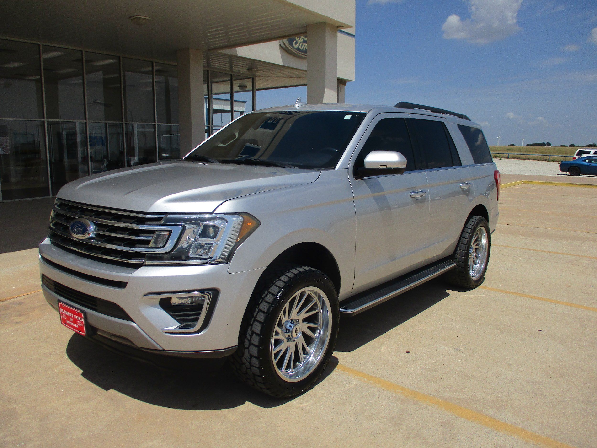 Used 2019 Ford Expedition XLT w/ Equipment Group 202A RWD image 2