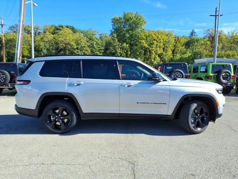 New 2025 Jeep Grand Cherokee L Altitude image 3