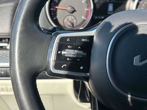 Used 2022 Kia Carnival LX image 20