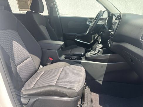 Used 2025 Kia Soul LX w/ LX Technology Package FWD image 24