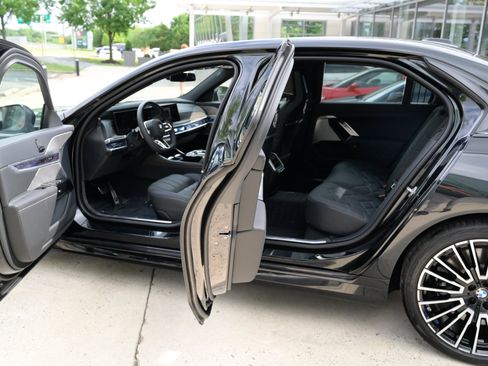 Used 2025 BMW 760i xDrive w/ Autobahn Package AWD/4WD image 33