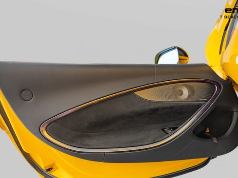 Used 2024 McLaren Artura RWD image 19