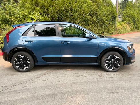 Certified 2023 Kia Niro Wind w/ Wind Preserve Package FWD image 3