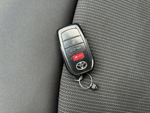 Used 2023 Toyota Venza LE image 33