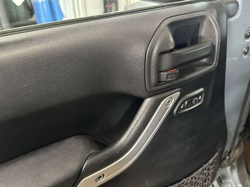 Used 2014 Jeep Wrangler Unlimited Rubicon w/ Connectivity Group AWD/4WD image 4