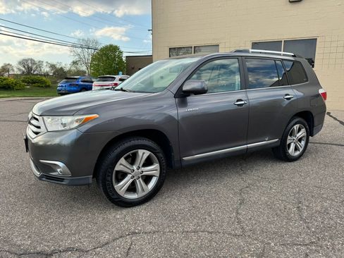 Used 2011 Toyota Highlander Limited w/ Tow Pkg image 4