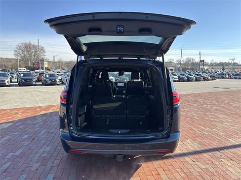 Used 2023 Chrysler Pacifica Limited w/ S Appearance Package image 29