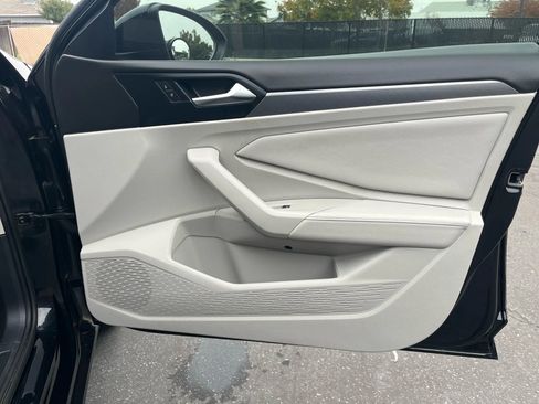 Used 2024 Volkswagen Jetta SE w/ Panoramic Sunroof Package image 10