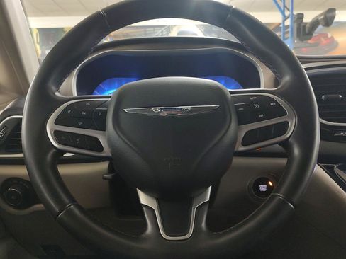 Used 2018 Chrysler Pacifica Touring-L image 15