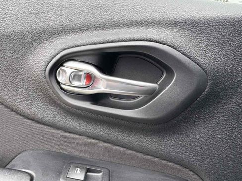 Used 2017 Jeep Cherokee Latitude w/ Comfort/Convenience Group image 40