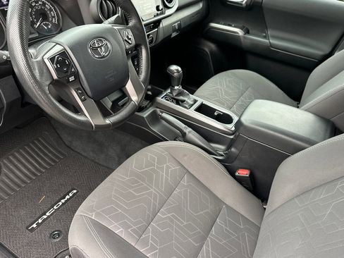 Used 2016 Toyota Tacoma TRD Sport image 9