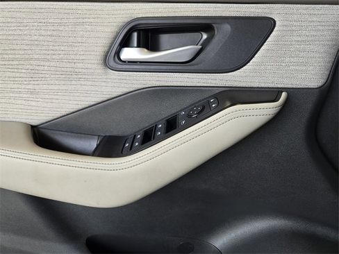 Used 2022 Nissan Rogue SV image 23