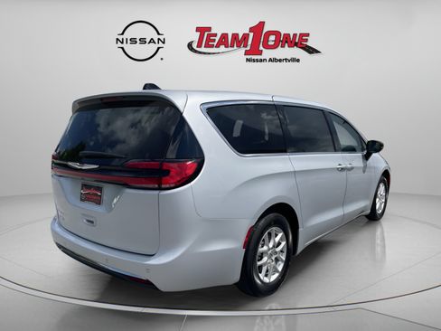 Used 2024 Chrysler Pacifica Touring-L FWD image 8