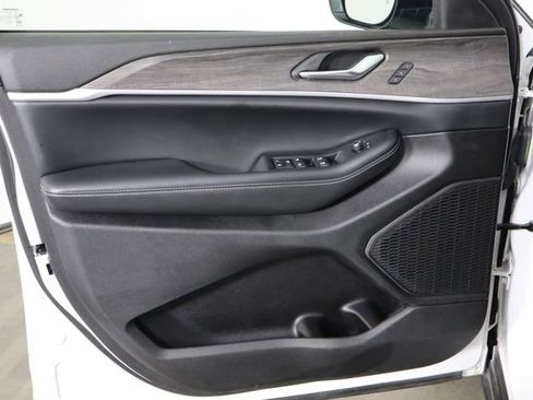 Used 2023 Jeep Grand Cherokee Limited AWD/4WD image 18