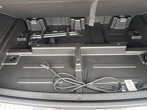 Used 2025 Chevrolet Suburban Z71 w/ Z71 Off-Road Package image 23