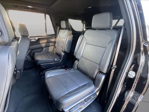 Used 2025 Chevrolet Tahoe Z71 w/ Comfort Package AWD/4WD image 21
