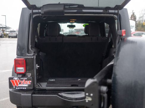 Used 2017 Jeep Wrangler Unlimited Sahara w/ Connectivity Group image 9