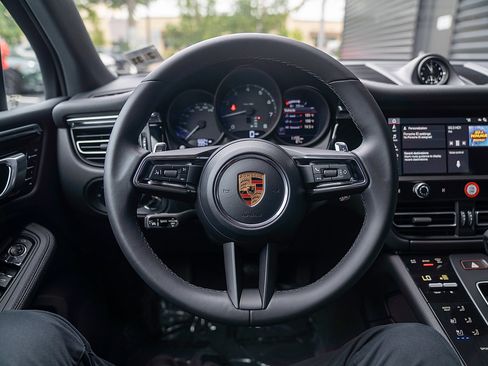 Used 2026 Porsche Macan AWD/4WD image 6