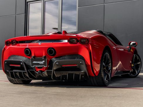 Used 2024 Ferrari SF90 Spider image 9