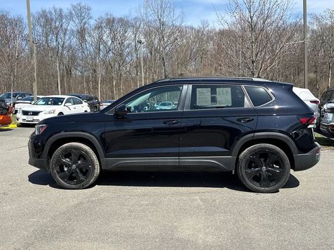 Certified 2025 Volkswagen Taos SE image 7