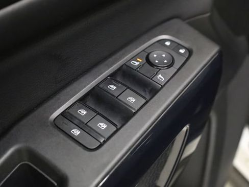 Used 2025 Nissan Pathfinder SV AWD/4WD image 18