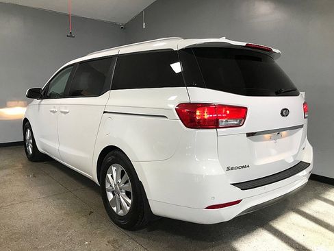 Used 2017 Kia Sedona LX w/ LX Essentials Premium Package image 6