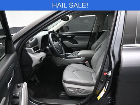 Certified 2020 Toyota Highlander XLE image 9