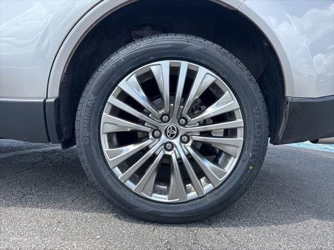 Certified 2023 Toyota Venza XLE AWD/4WD image 46