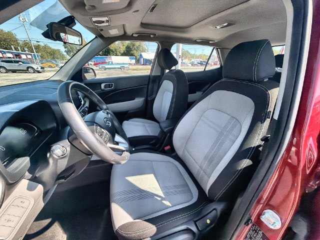 Used 2025 Hyundai Venue SEL FWD image 18